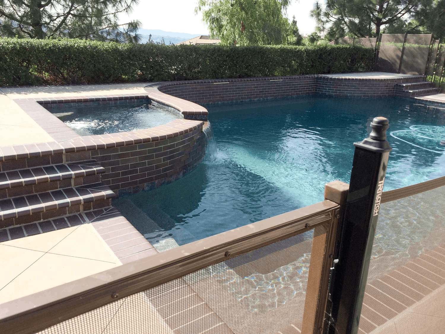 Slim-post metal pool fence and self-closing gate